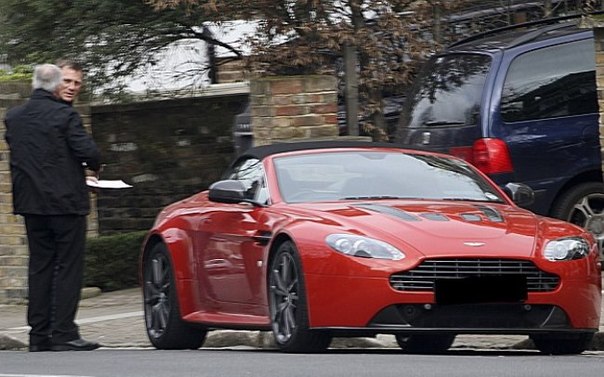 Один из лучших исполнителей роли Джеймса Бонда, актер Дэниел Крейг, на свой 45-летний юбилей получил в подарок от британского автопроизводителя красный Aston Martin V12 Vantage Roadster.