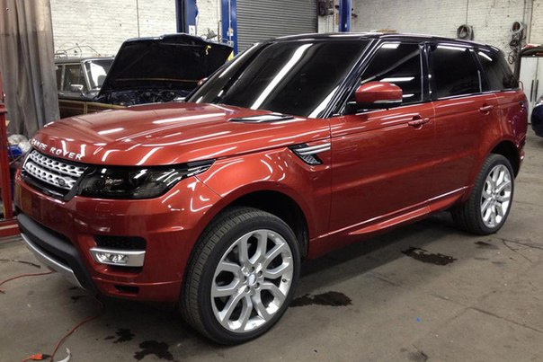 В сети появились фотографии нового Range Rover Sport до премьеры новинки на автосалоне в Нью-Йорке 2013.
