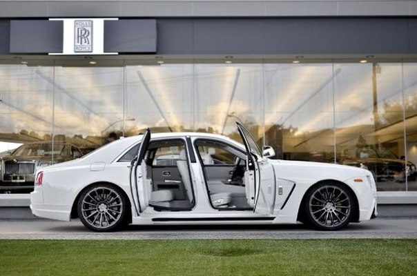 В Лос-Анджелесе показан прокачанный в тюнинг-ателье Wald International седан Rolls-Royce Ghost, получивший приставку к имени Black Bison