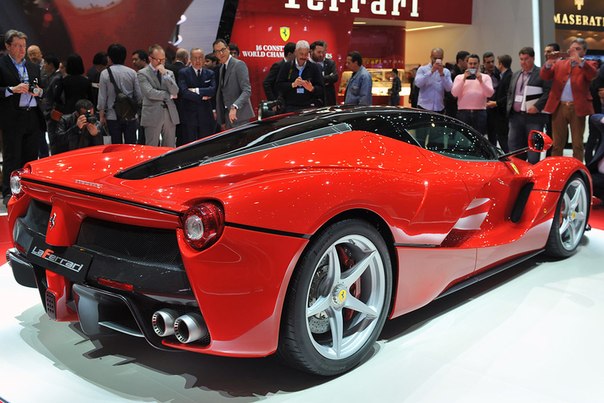 На автосалоне в Женеве 2013 дебют оформил новый суперкар Ferrari LaFerrari, который служит преемником Enzo.На автосалоне в Женеве 2013 дебют оформил новый суперкар Ferrari LaFerrari, который служит преемником Enzo.