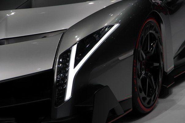 В рамках автосалона в Женеве 2013 Lamborghini представил суперкар Veneno, который был построен в честь 50-летия итальянского бренда.Lamborghini подарил автосалону в Женеве 2013 Veneno