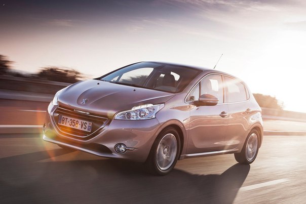Peugeot уже вывел в свет «заряженную» и «люксовую» хэтчбека 208, но не перестает экспериментировать с моделью. На предстоящем Женевском автосалоне 2013 французский автопроизводитель представит новый Peugeot 208 FE («Fun and Efficiency») – гибридную версию модели.