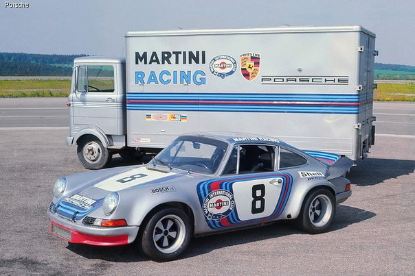 Дизайнерское подразделение Porsche Design подготовило для всех любителей автоспорта, стильной одежды и аксессуаров очередную коллекцию Martini Raсing.
