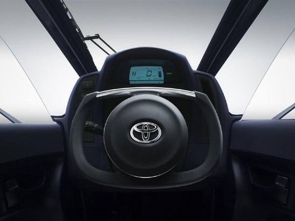Японская компания официально представила трехколесный концептуальный городской электромобиль Toyota i-Road, дебютирующий на Женевcком автосалоне 2013.