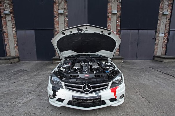 Mercedes-Benz C63 AMG показывает пиксели на своем спортивном корпусе и прячет под капотом больше шести сотен лошадей.