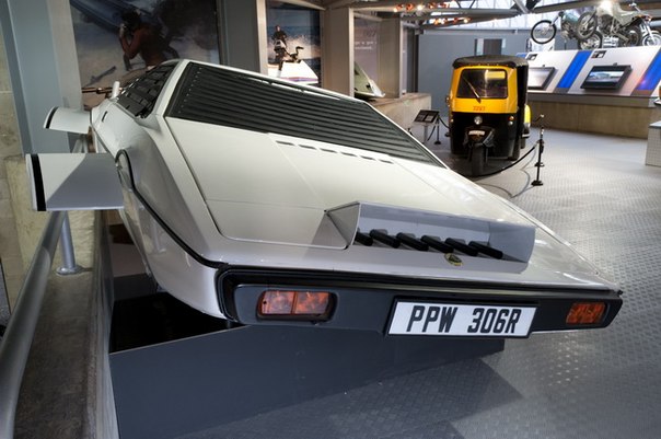 Национальный автомобильный музей Великобритании в Бюли представляет самую большую в мире экспозицию транспортных средств, снимавшихся в фильмах о Джеймсе Бонде – Bond in Motion.