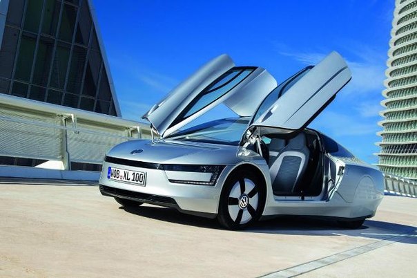 Будущее уже сегодня. Именно это докажет Volkswagen, когда сорвет покрывала со своего столь же экономичного на дороге, сколь футуристичного на вид автомобиля XL1.