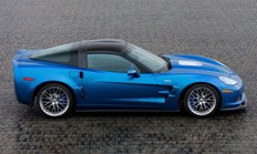 Chevrolet Corvette. Разгоняется до сотни за 4 секунду. 638 лошадиных сил мощности. Стоит в США от $74 000 до $110 000.