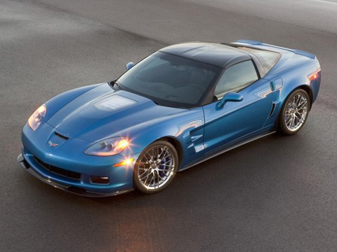 Chevrolet Corvette. Разгоняется до сотни за 4 секунду. 638 лошадиных сил мощности. Стоит в США от $74 000 до $110 000.