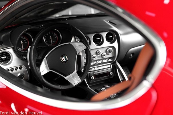 Alfa Romeo 8C interior