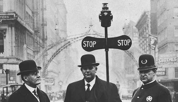 Первый светофор был установлен 10 декабря 1868 года в Лондоне, около здания Британского парламента. Его изобретатель, Дж. П. Найт, был специалистом по железнодорожным семафорам.