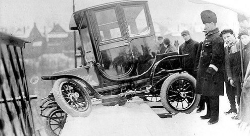 В 1894-м в Лондоне оштрафован первый водитель за вождение автомобиля в нетрезвом виде - таксист Джордж Смит.