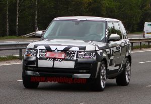 Range Rover Sport и Evoque в «горячих» версиях RS были замечены во время тестирования на Нюрбургринге. Шпионы сняли на камеру два прототипа, проходящих испытания перед дебютом на рынке в 2014 году.