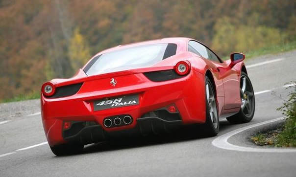 Ferrari 458 Italia построено по традиционной средне моторной схеме, дающей оптимальную развесовку по осям. Машина создана при участии ателье Pininfarina. Модель 458 Italia стала первой в производственной программе Ferrari, которая оснащается перспективным силовым агрегатом с непосредственным впрыском топлива. Двигатель — восьми цилиндровый объёмом 4499 см³ и мощностью 570 л.с. Разгон от 0 до 100 км/ч занимает 3,4 сек., максимальная скорость — 325 км/ч. Средний расход топлива составляет 13,7 л на 100 км, что значительно меньше, чем у предыдущей модели, Ferrari F430.