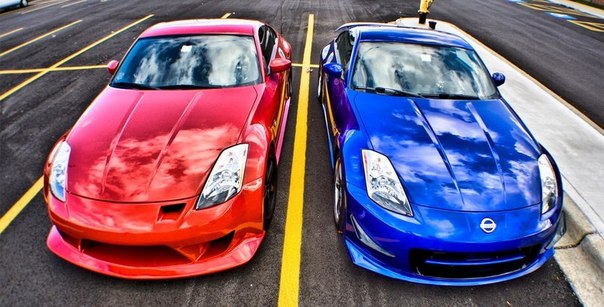 Nissan 350Z. Какую выберешь ты, красную или синюю? (Ответ в коменты)