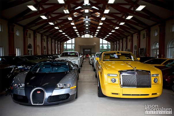 Bugatti Veyron and Rolls-Royce Phantom. Что лучше? (ответ в коменты)