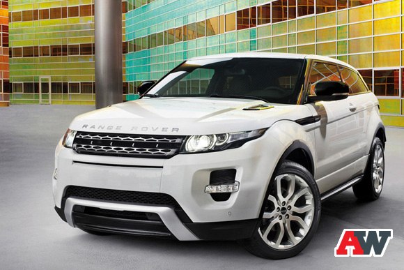 Компания Land Rover объявила цены, по которым российским покупателям будет доступна новинка Range Rover Evoque. К слову, кроссовер, поражающий своим интересным дизайном, появится в автосалонах российских дилеров уже осенью этого года. Компактный Range Rover Evoque будет стоить в России от 1 600 000 рублей. Именно за столько можно будет приобрести трехдверное внедорожное купе, агрегатированное 2,2-литровым двигателем и развивающим мощность 150 лошадиных сил. Для покупателя, решившего приобрести пятидверный вариант, придется выложить на 50 000 рублей больше.