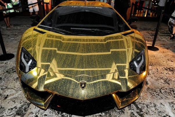 Gold Lamborghini Aventador LP700-4
