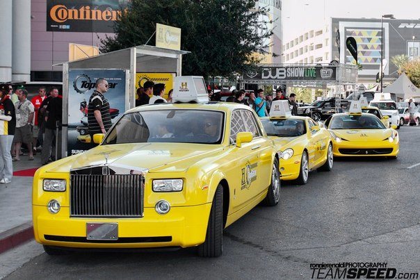 Обычные такси в Дубаи.