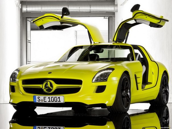 В Детройт компания Mercedes-Benz привезла свой знаменитый SLS AMG, но уже с приставкой E-Cell. 